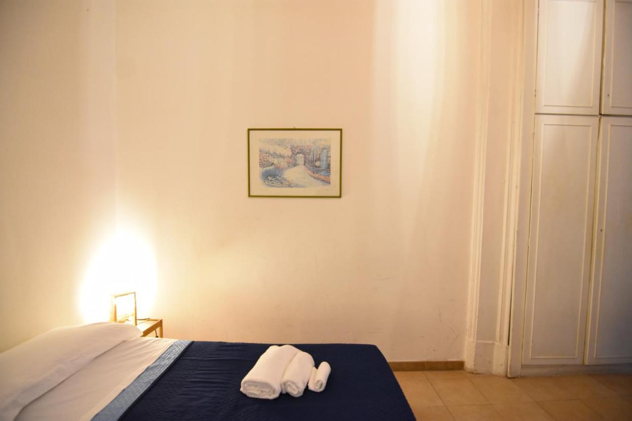 Iside Apartment Napels Buitenkant foto