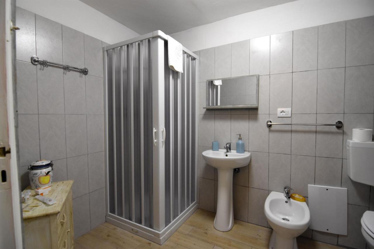 Iside Apartment Napels Buitenkant foto